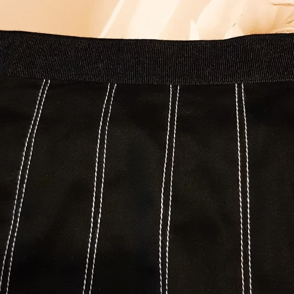 NWOT Central Fall Women Flair Black with White Lines Size 4